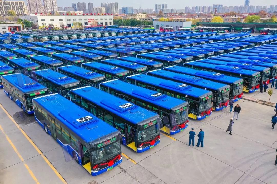 揚(yáng)州客戶(hù)500臺(tái)公交車(chē)安裝路牌交車(chē)儀式！